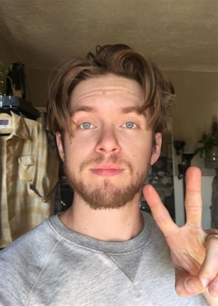 Chris Brochu Height, Weight, Net Worth, Age, Birthday, Wikipedia, Who, Nationality, Biography